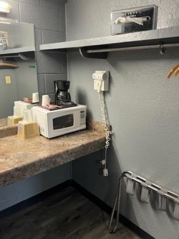 Pratt Budget Inn Extérieur photo